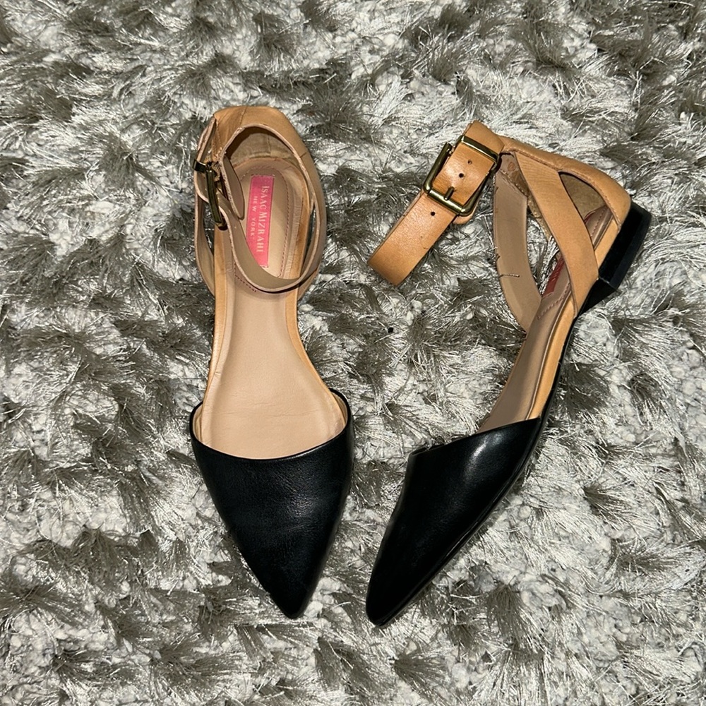 Isaac Mizrahi black/tan pointed flat size 6